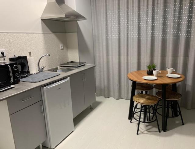 إستديو عائلى, Bus Station Suites & Studios