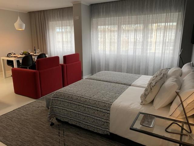 استودیو خانوادگی, Bus Station Suites & Studios