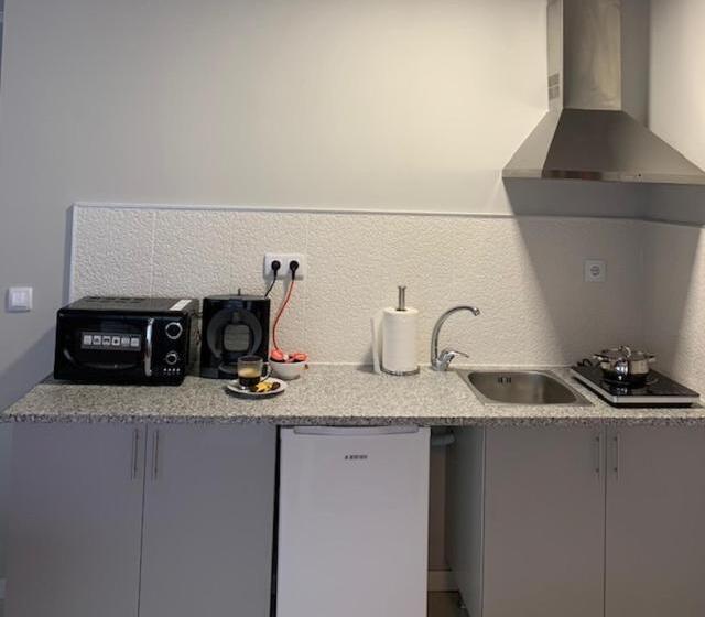 إستديو عائلى, Bus Station Suites & Studios