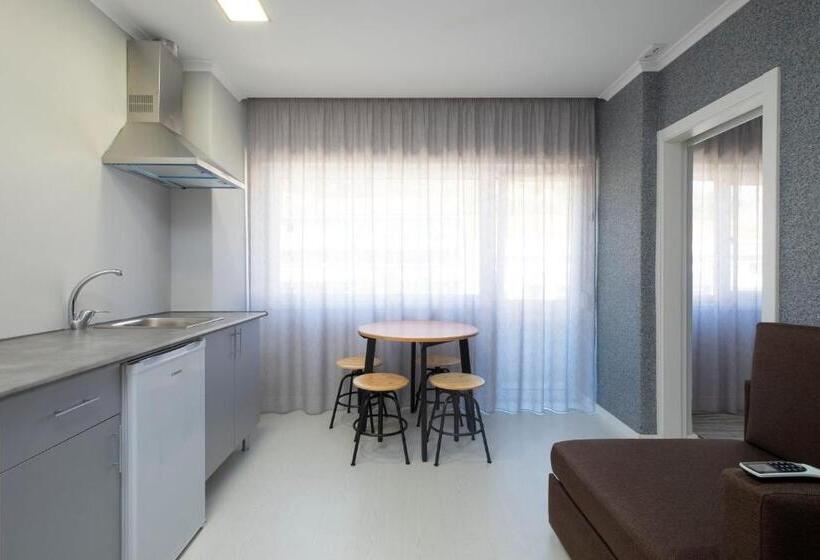 استودیو خانوادگی, Bus Station Suites & Studios