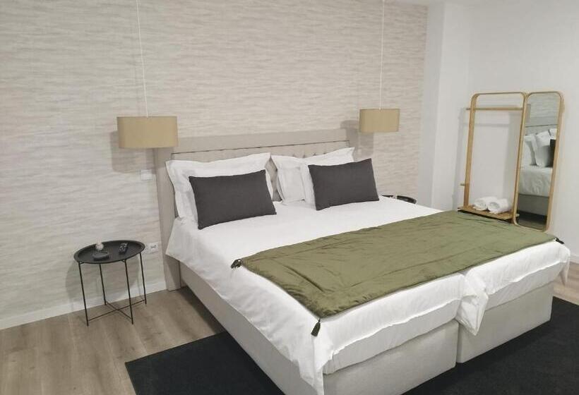 استودیوی سوپریور, Bus Station Suites & Studios