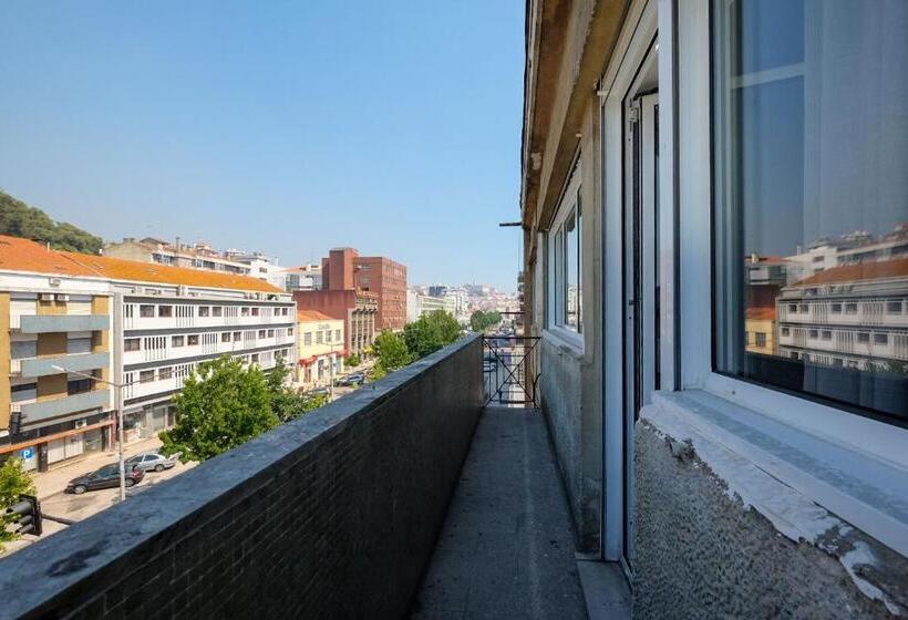 إستديو عائلى, Bus Station Suites & Studios