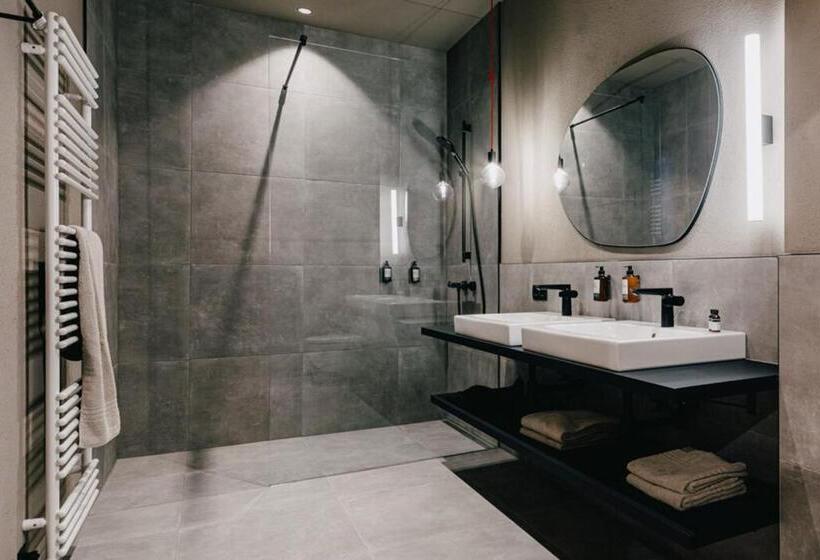 اتاق خانوادگی با چشم‌انداز کوه, Das Bleibt Alpine Suites