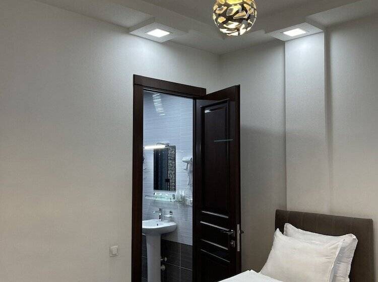 اتاق استاندارد سه نفره, Shosh Palace