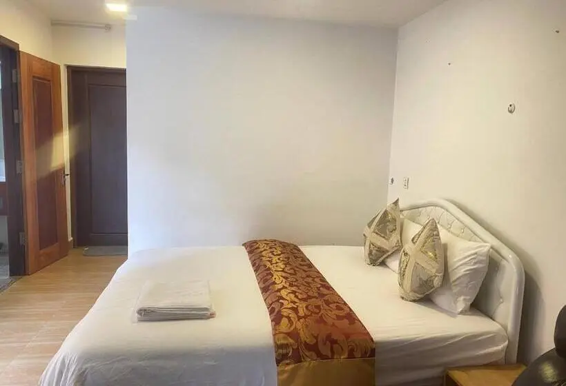 اتاق لوکس با بالکن, Redhouse