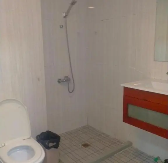 اتاق لوکس با بالکن, Redhouse