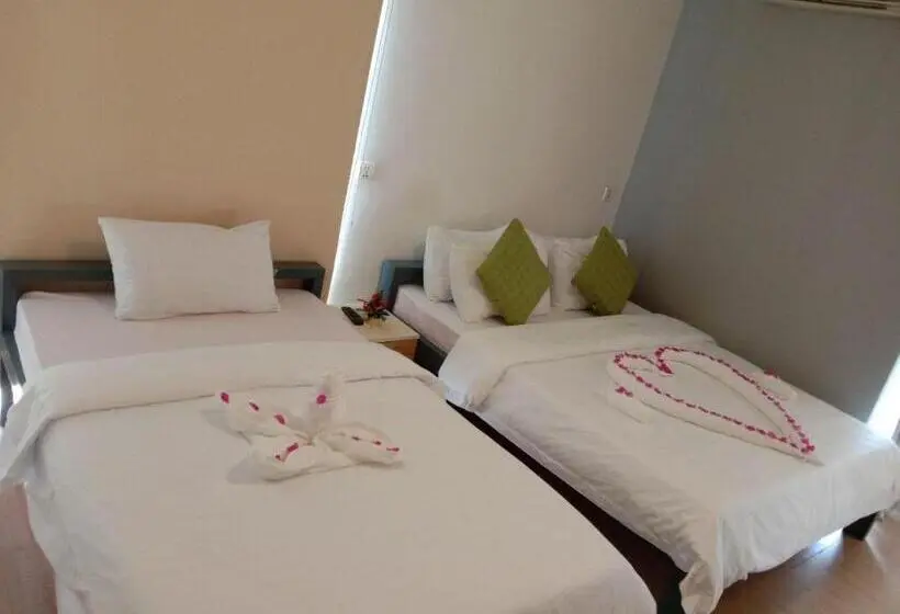 اتاق استاندارد سه تخته با بالکن, Redhouse