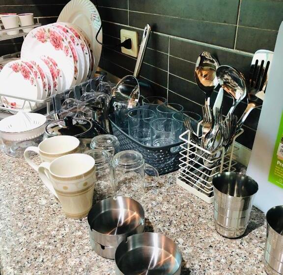 استودیوی استاندارد, فندق وشقق زارا