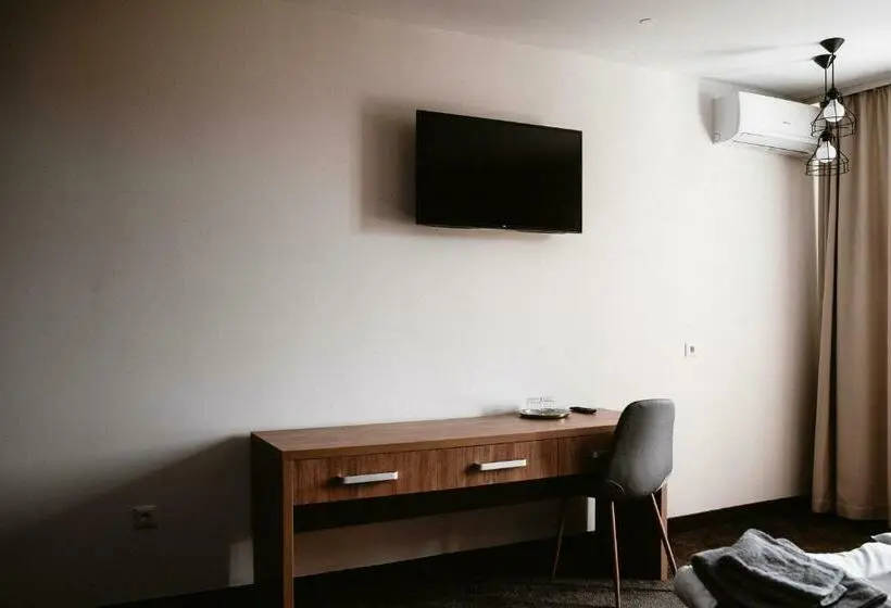 اتاق سوپریور سه تخته, Clubhouse