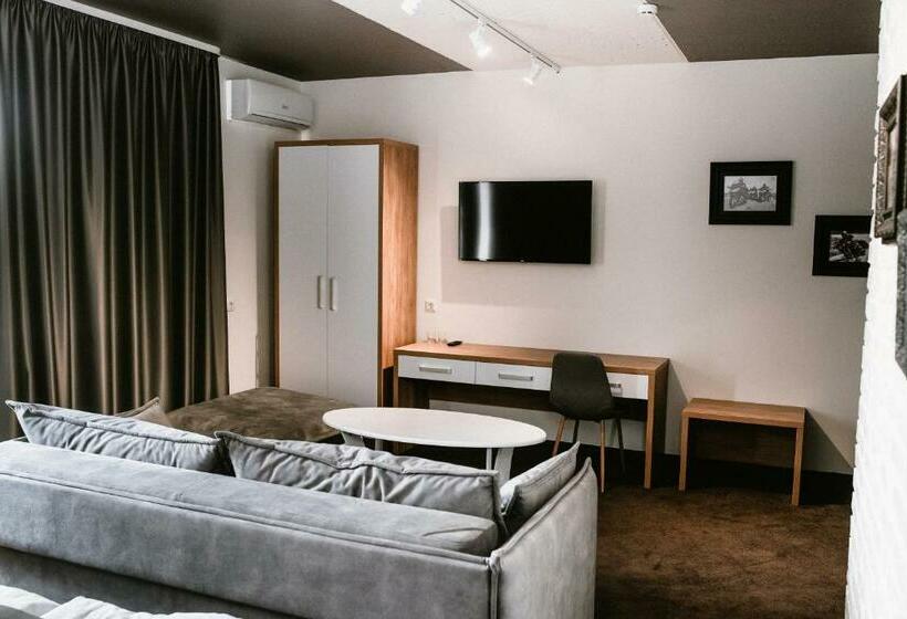 سوییت جونیور, Clubhouse