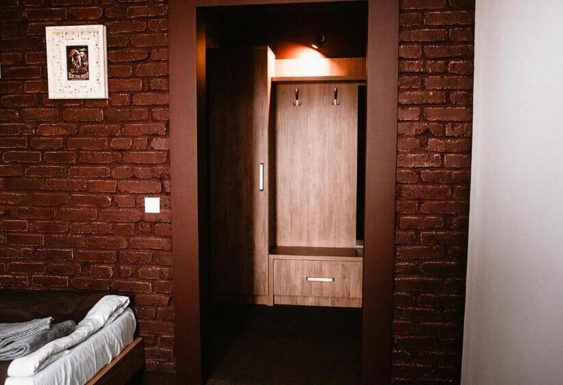수피리어 트리플 룸, Clubhouse