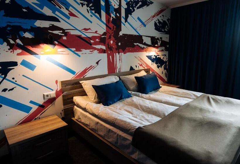 اتاق سوپریور, Clubhouse