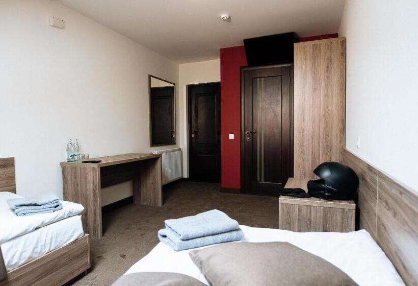 اتاق اکونومی, Clubhouse