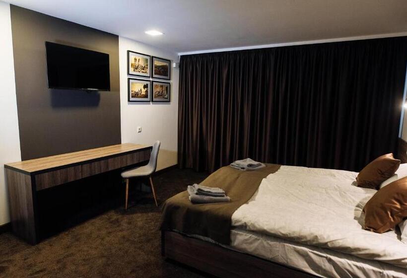 اتاق سوپریور, Clubhouse