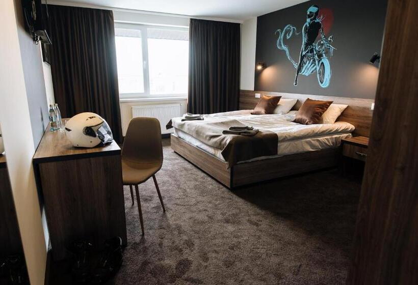 اتاق سوپریور, Clubhouse