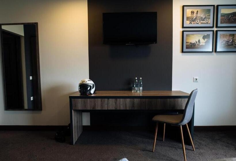 اتاق سوپریور, Clubhouse