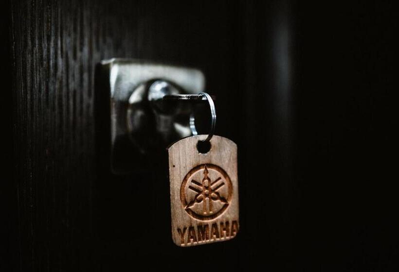 اتاق سوپریور, Clubhouse