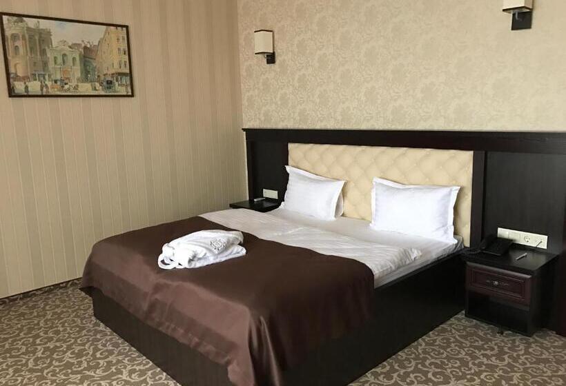 סוויטה עם מרפסת, Ferdinand