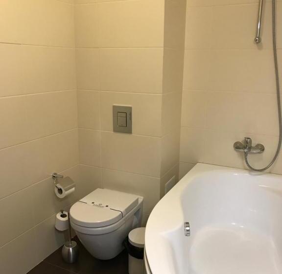 סוויטה עם נוף לנהר, Ferdinand