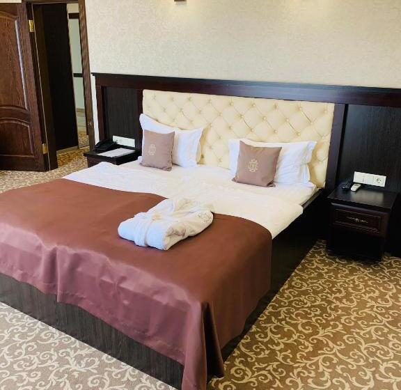 סוויטה עם מרפסת, Ferdinand