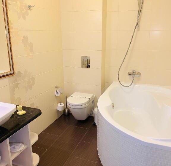 סוויטה עם מרפסת, Ferdinand