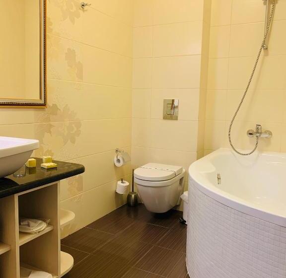 סוויטה עם מרפסת, Ferdinand