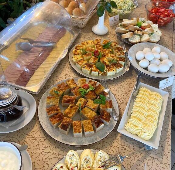 סוויטה עם נוף לנהר, Ferdinand