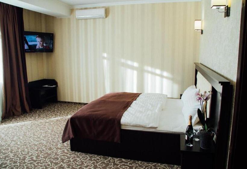 סוויטה עם נוף לנהר, Ferdinand