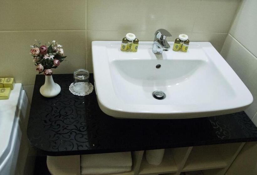 סוויטה עם נוף לנהר, Ferdinand