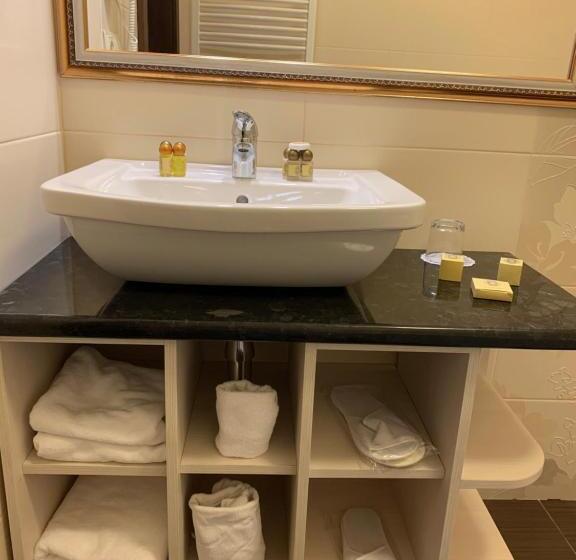 סוויטה עם מרפסת, Ferdinand