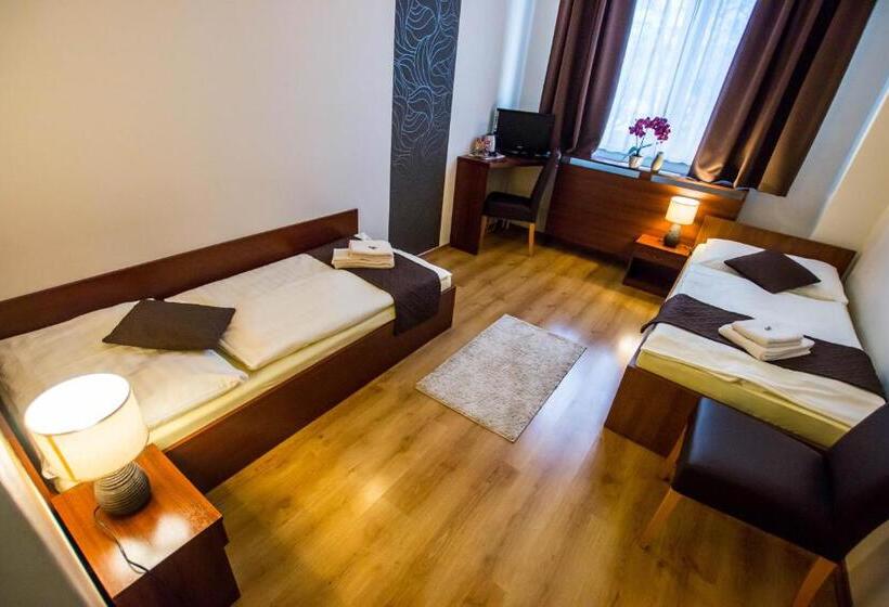 غرفة قياسية, Penzion Fit   Contactless Check In