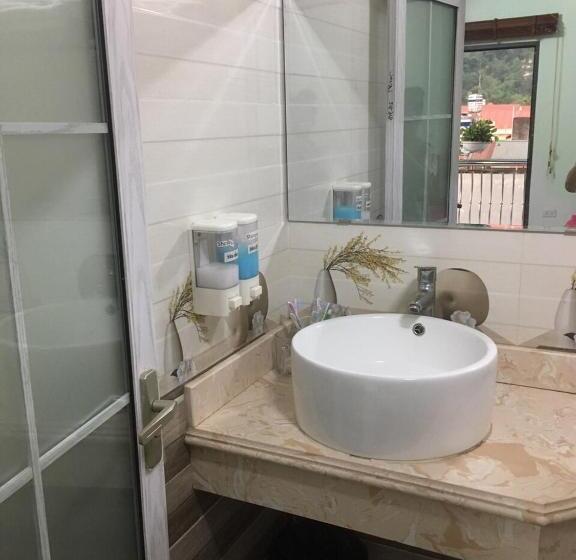 اتاق استاندارد با چشم‌انداز کوهستان, Ruby Hostel