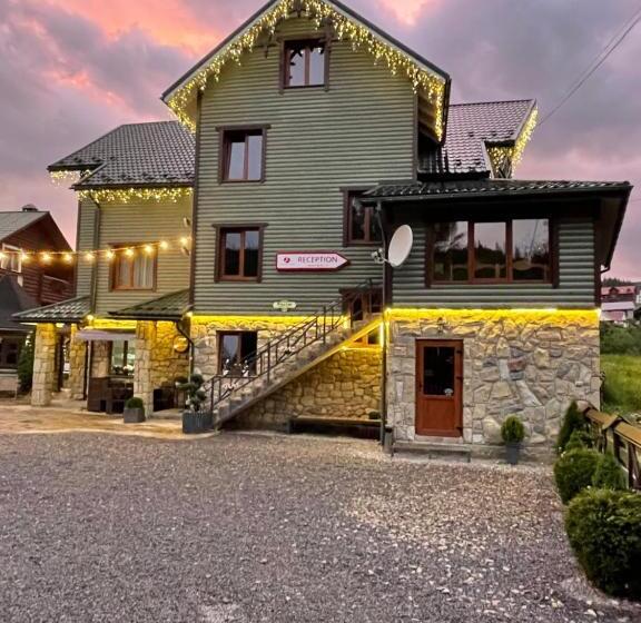 סוויטה עם נוף לנהר, Zatyshok Nad Prutom