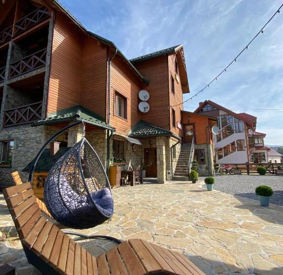 סוויטה עם נוף לנהר, Zatyshok Nad Prutom