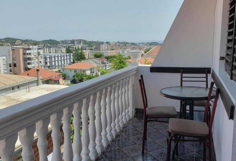 اتاق سه‌نفرۀ استاندارد با سرویس بهداشتی بیرون از اتاق, Guesthouse Sinani