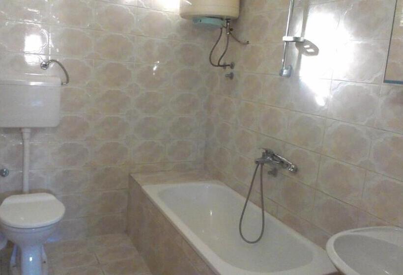 اتاق سهنفرۀ استاندارد با سرویس بهداشتی بیرون از اتاق, Guesthouse Sinani