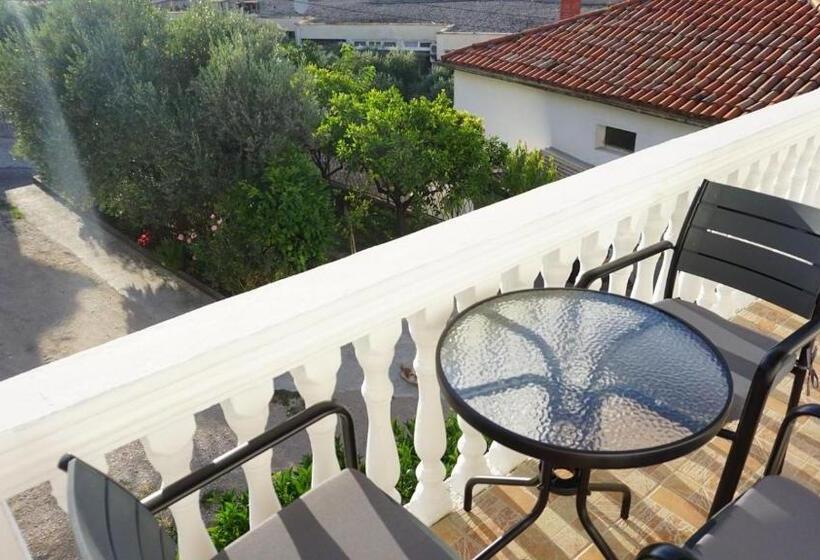 استودیوی استاندارد, Guesthouse Sinani