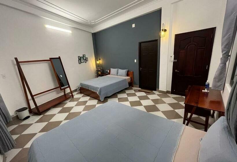اتاق خانوادگی, Queenie House