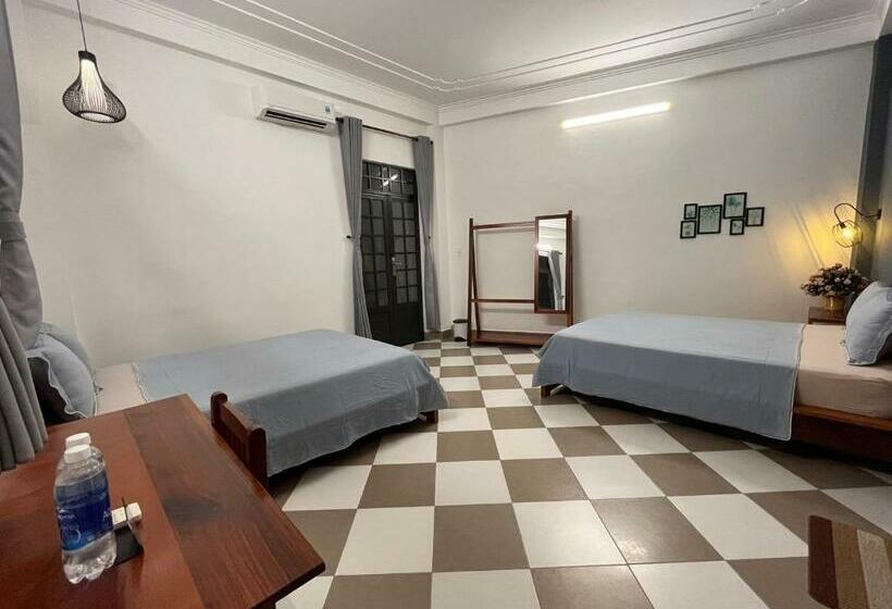 اتاق خانوادگی, Queenie House