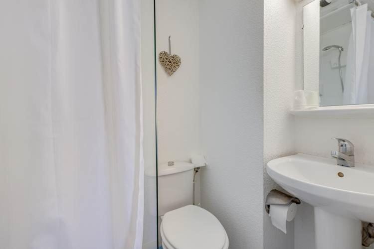 اتاق استاندارد سه نفره, Rev