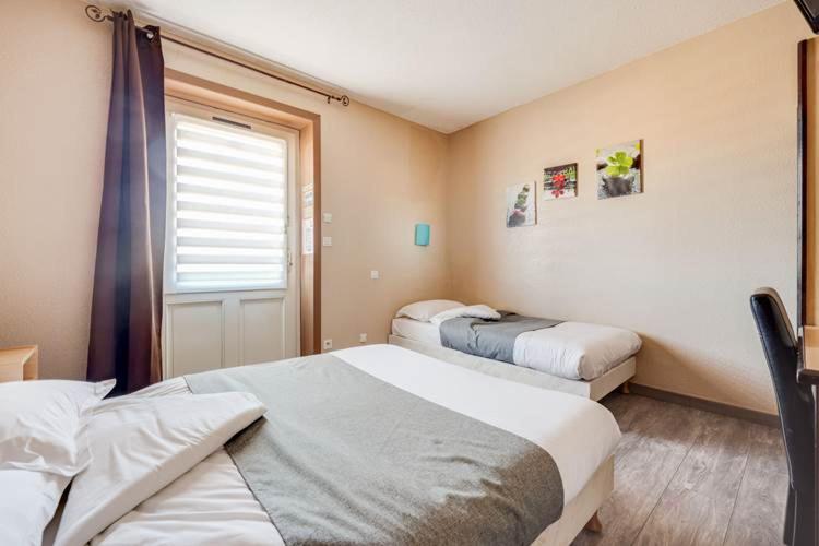 اتاق استاندارد سه نفره, Rev