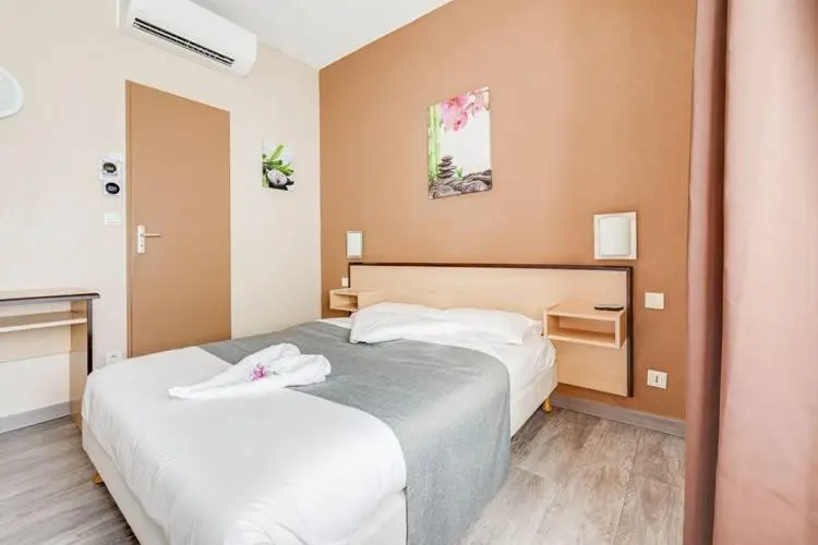 Chambre Quadruple Standard, Rev