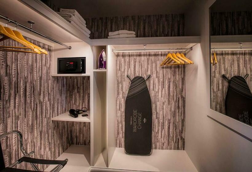 סוויטת ג'וניור, The Cumberland