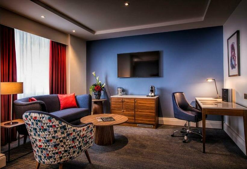 סוויטת ג'וניור, The Cumberland