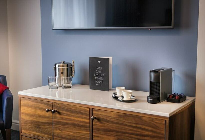 סוויטת ג'וניור, The Cumberland