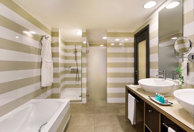 جناح جونيور, Adrián Hoteles Jardines De Nivaria