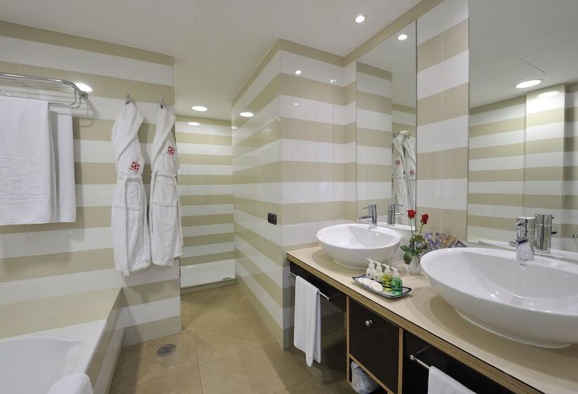 جناح جونيور, Adrián Hoteles Jardines De Nivaria