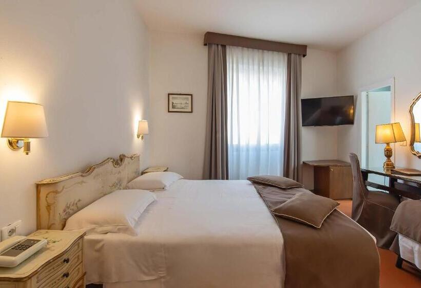 اتاق استاندارد سه نفره, Machiavelli Palace