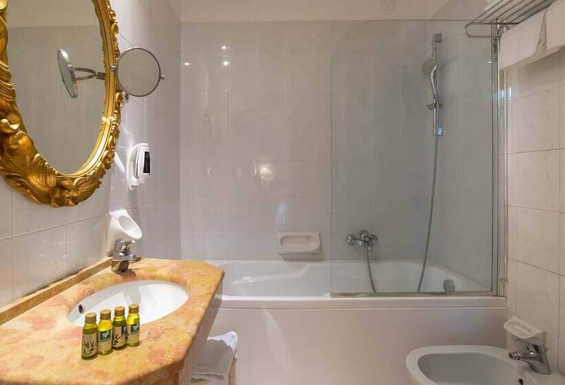 اتاق استاندارد سه نفره, Machiavelli Palace