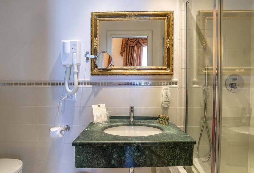 اتاق استاندارد سه نفره, Machiavelli Palace